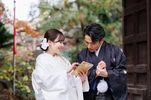FASCINOのFLVSでタブレットで写真を確認する新郎新婦様