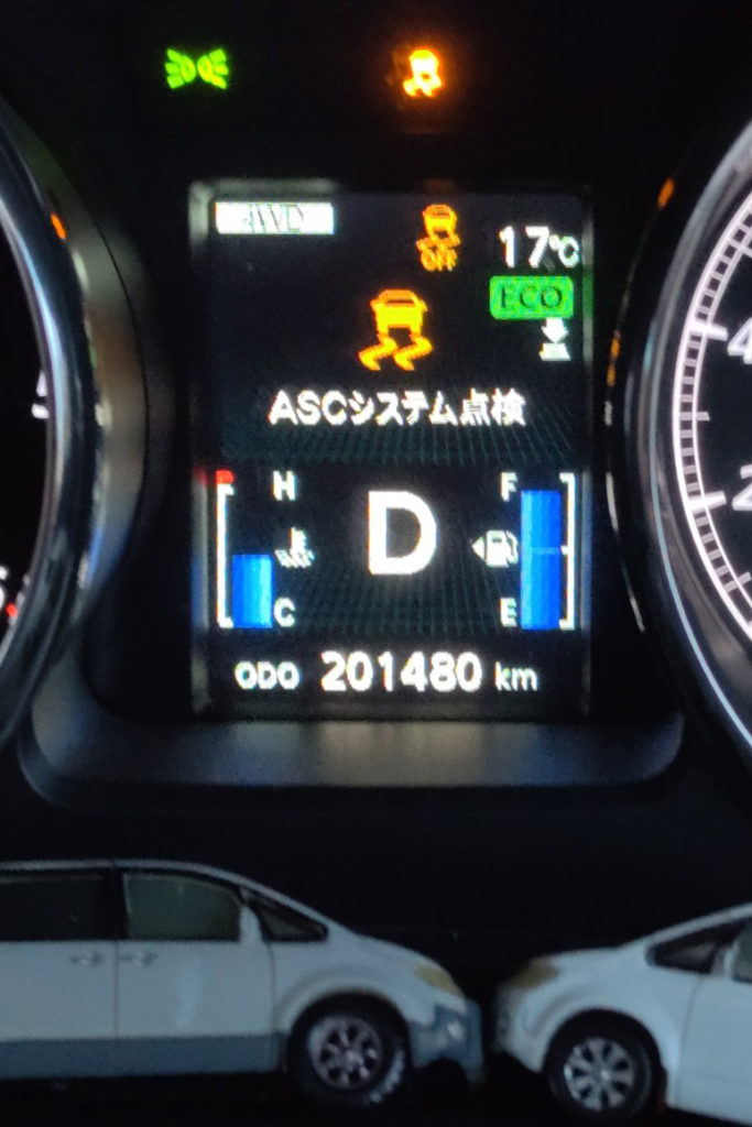 デリカD5のメーターに表示された「ASCシステム点検」警告と横滑り防止ランプ点灯の様子